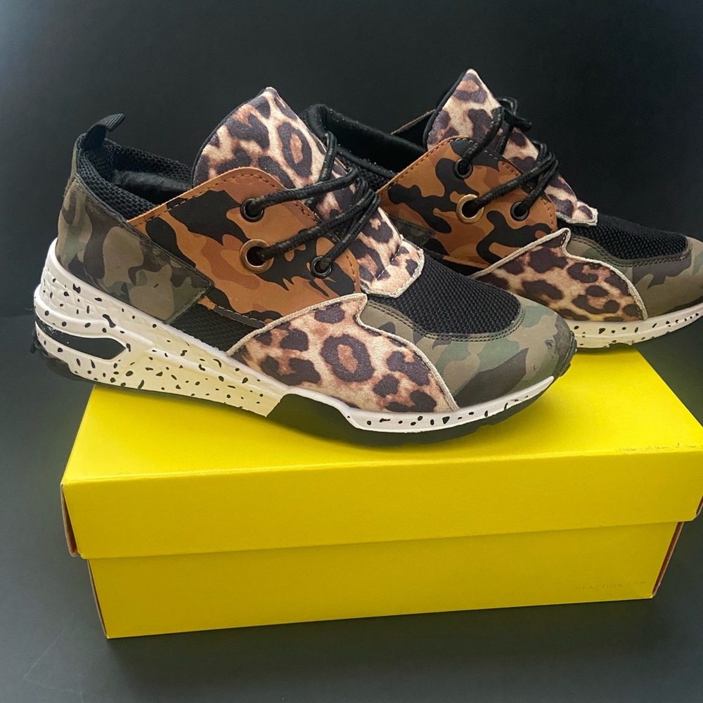 Womens sz9 camouflage sneakers